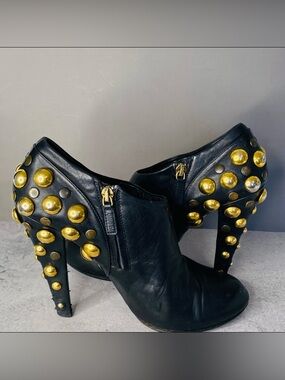 Gucci Babouska Studded Ankle Boots (Size 39)   Black leather with Gold Studs